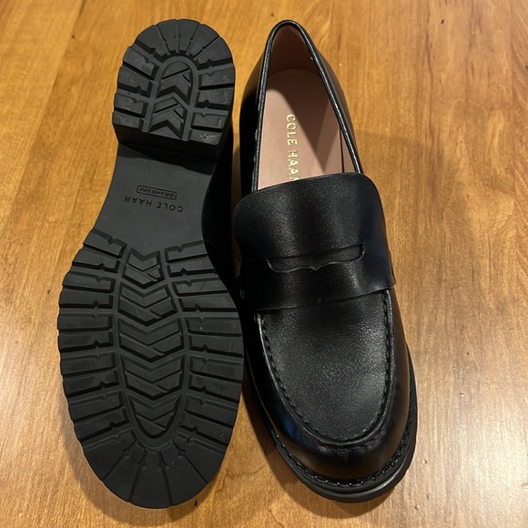 NEW COLE HAAN Black penny loafers in a size 7B perfect for dressing up or down - Picture 6 of 9